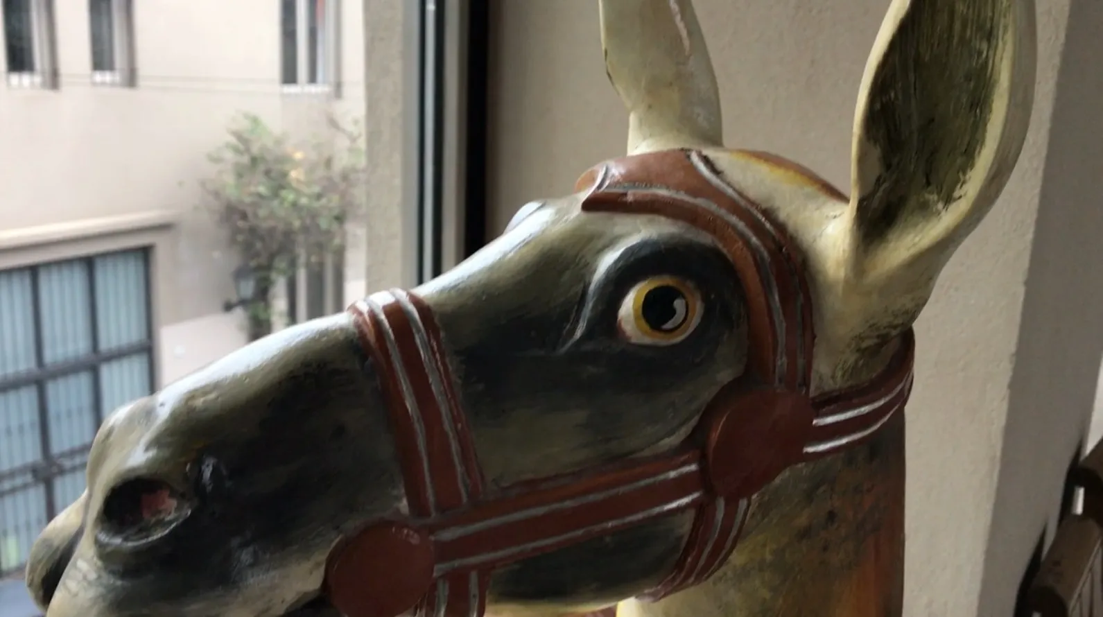 पुरानी-लामा-प्रतिमा में रंगीन और अभिव्यक्तिपूर्ण विवरण।