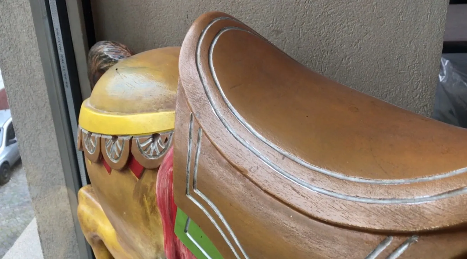 ancienne figurine de lama avec détails décoratifs