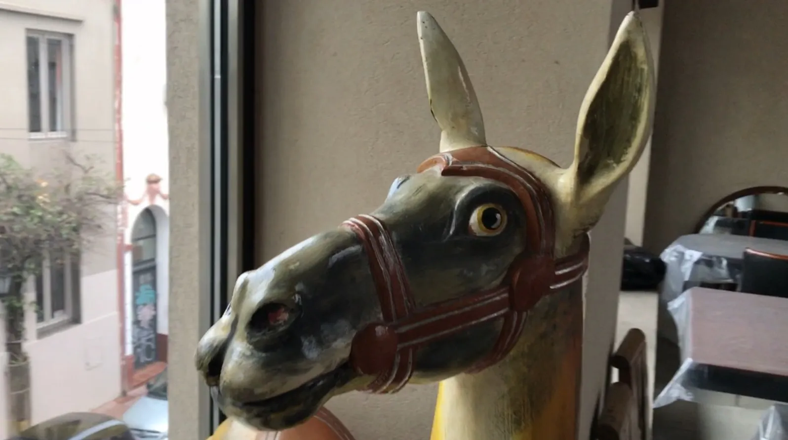 Sculpture de lama antique dans une vitrine, détails colorés