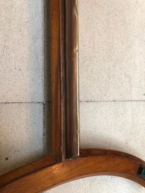 Table ancienne pour 8 personnes, avec des détails en bois.