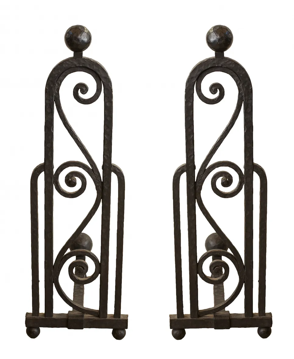 andirons antichi a forma curva, con dettagli decorativi distintivi in un ambiente classico