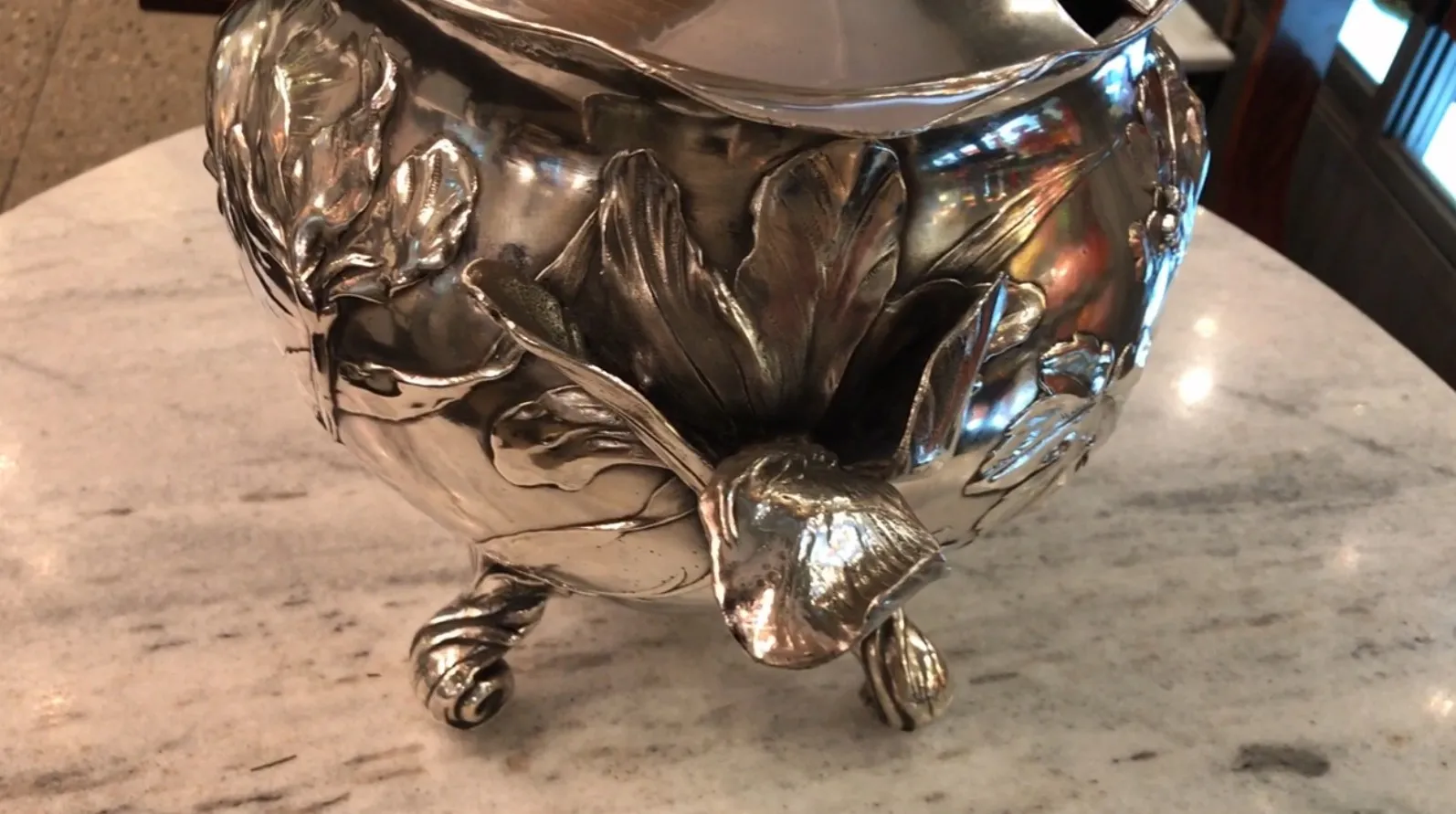 Bol à punch antique WMF avec design floral dans un cadre élégant.