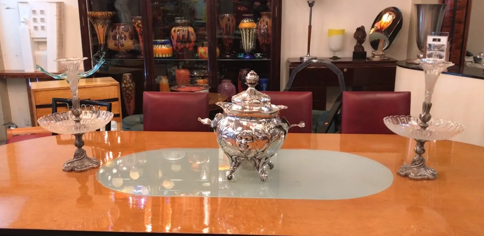 Ponchera WMF antigua con detalles ornamentales en un entorno elegante.