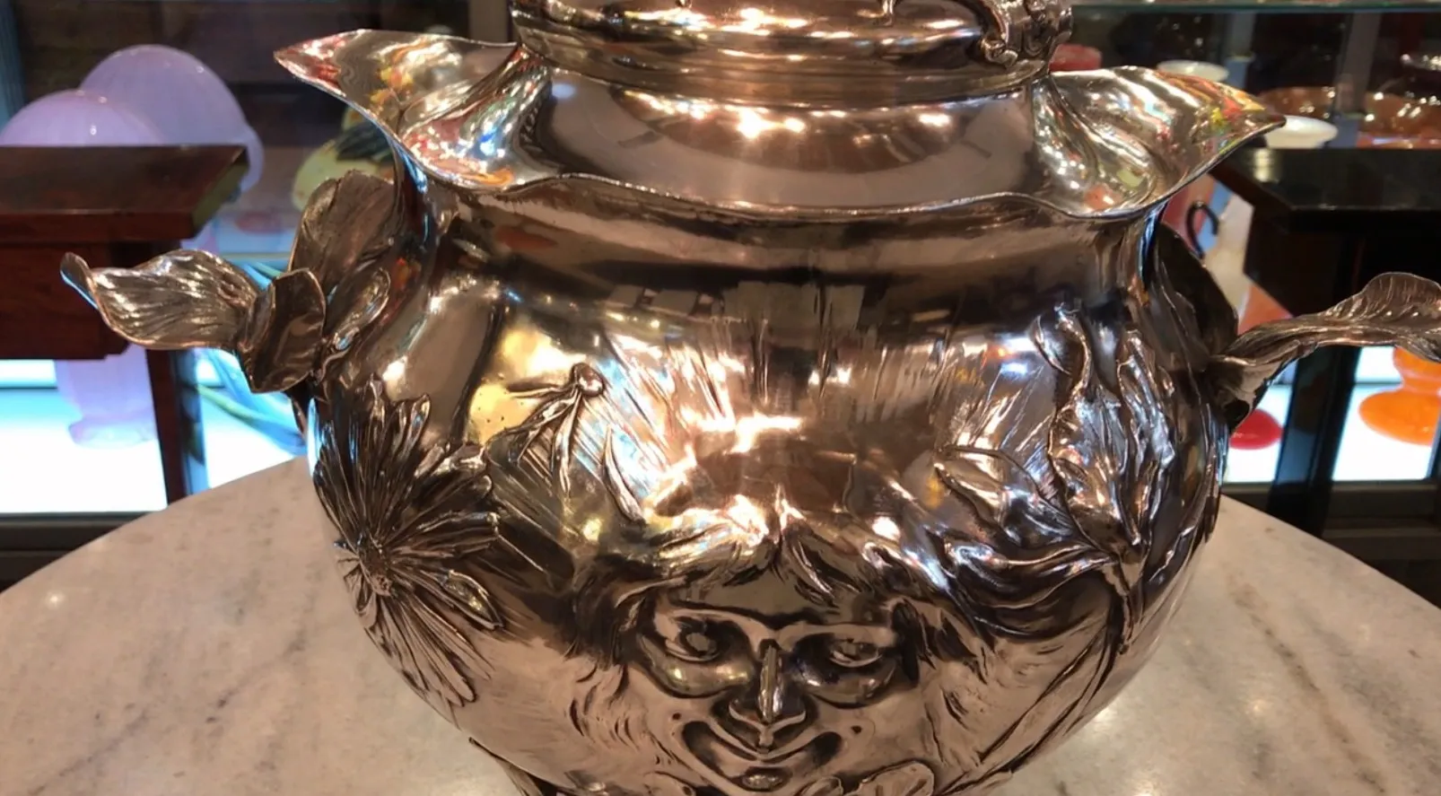 Schönheit der WMF-Bowle mit floralen und Gesichtdetails, glänzend und antik.