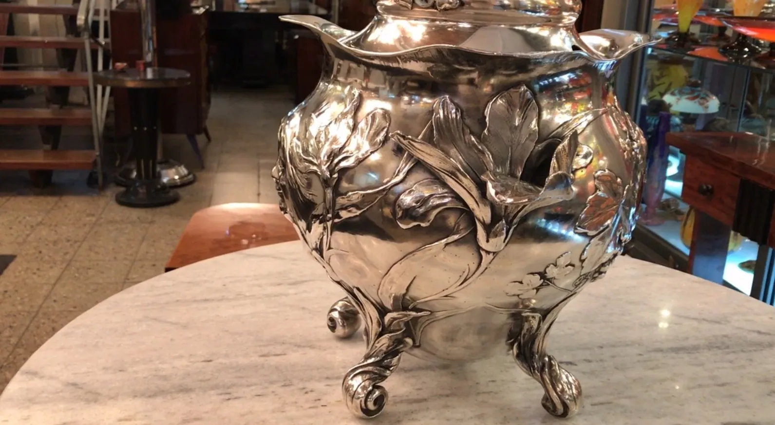 Ciotola da punch antica WMF con decorazione floreale, ambiente accogliente.