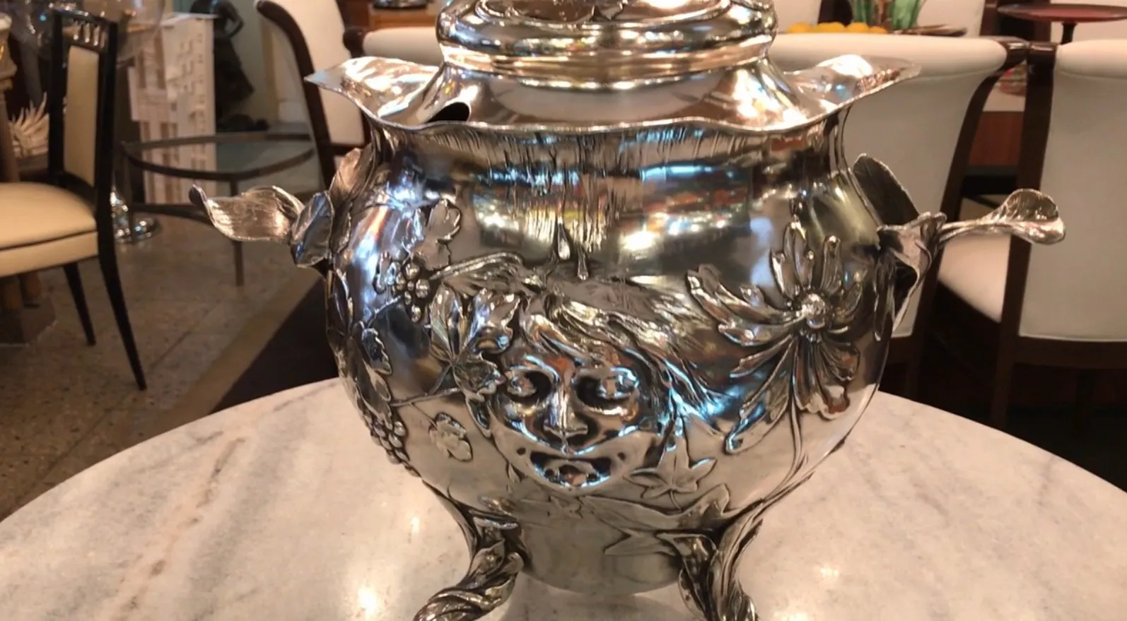 Ponchera WMF antigua en metal con detalles decorativos, ideal para fiestas.