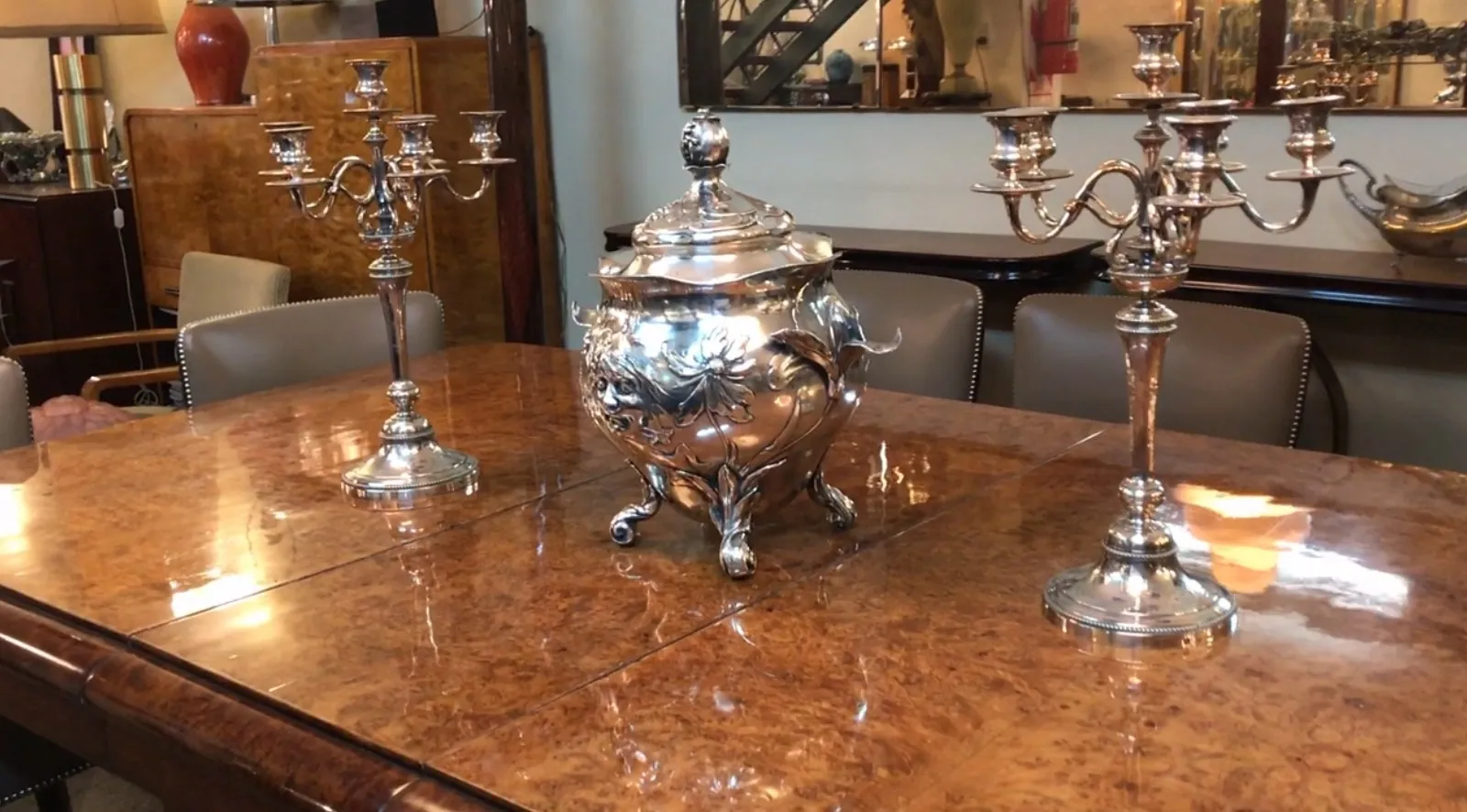 装飾的な脚と花柄のアンティークWMFパンチボウル。