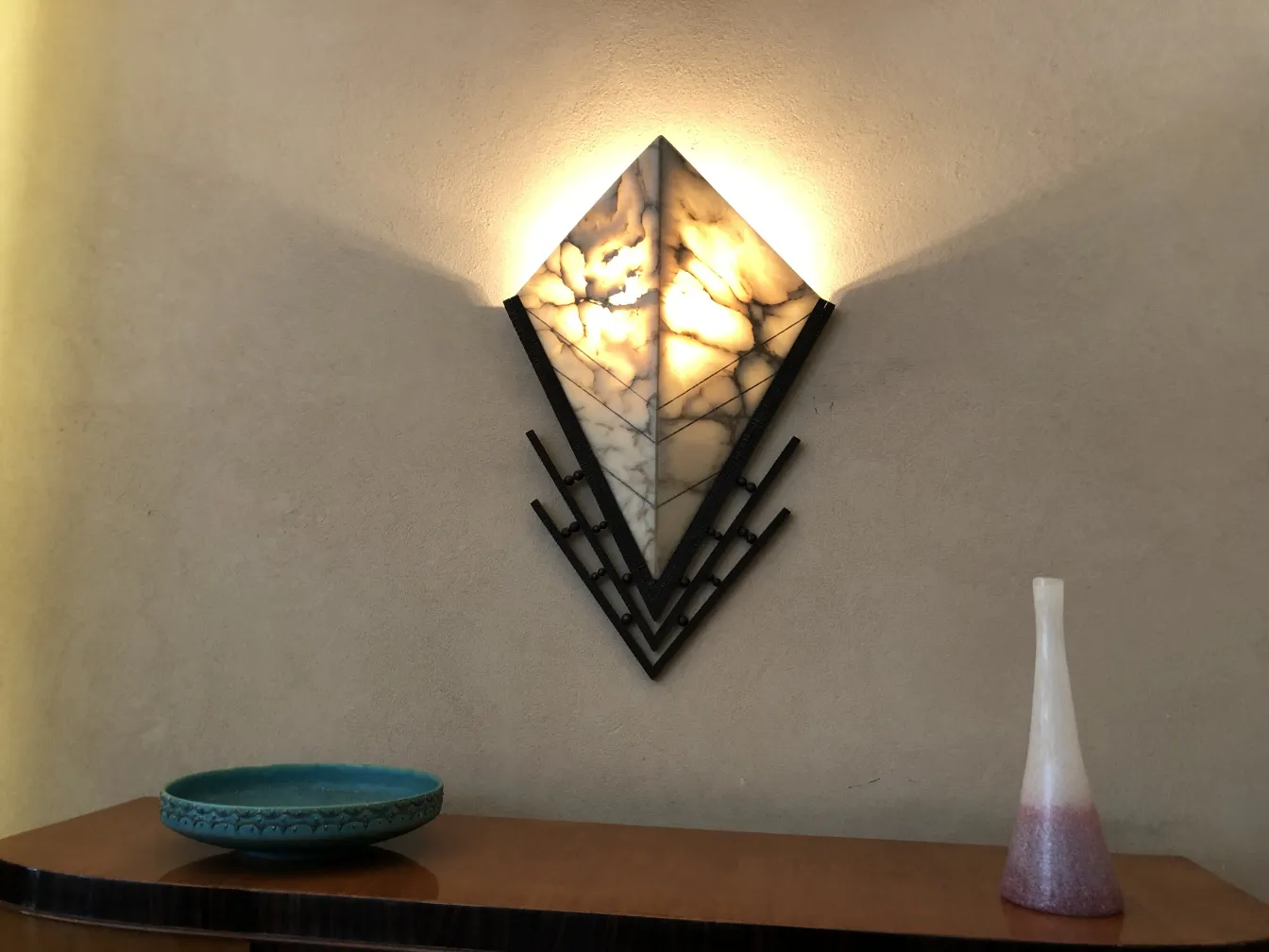 vaso antigo com design elegante, fundo neutro