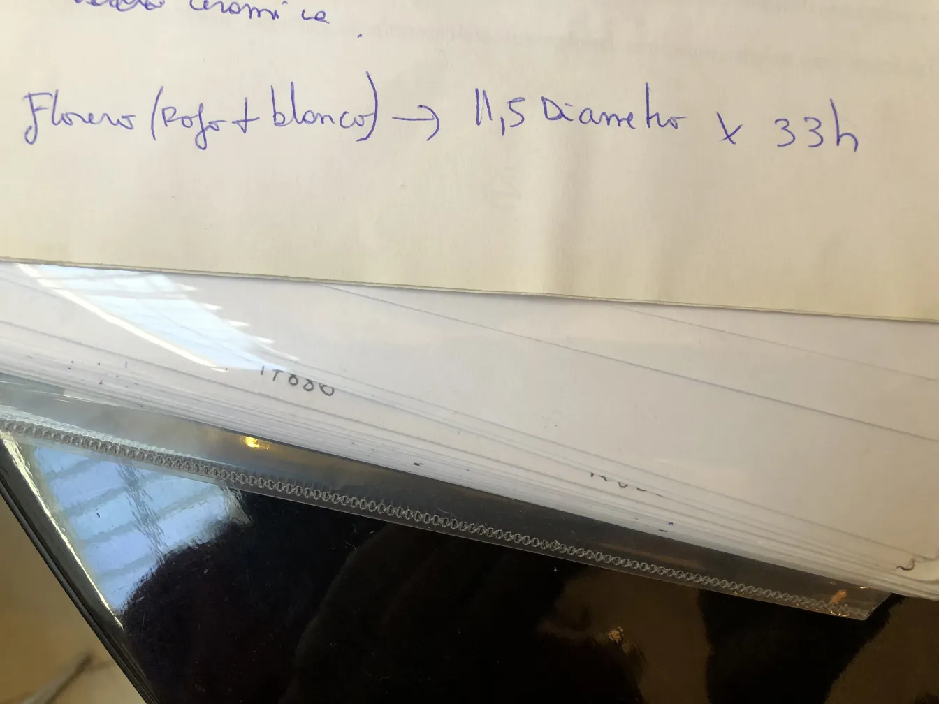 مزهرية قديمة مزخرفة في بيئة محايدة