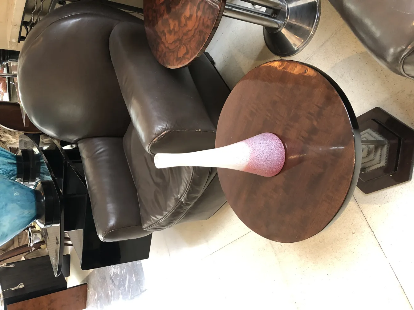 vase antico con dettagli rosa su un tavolo