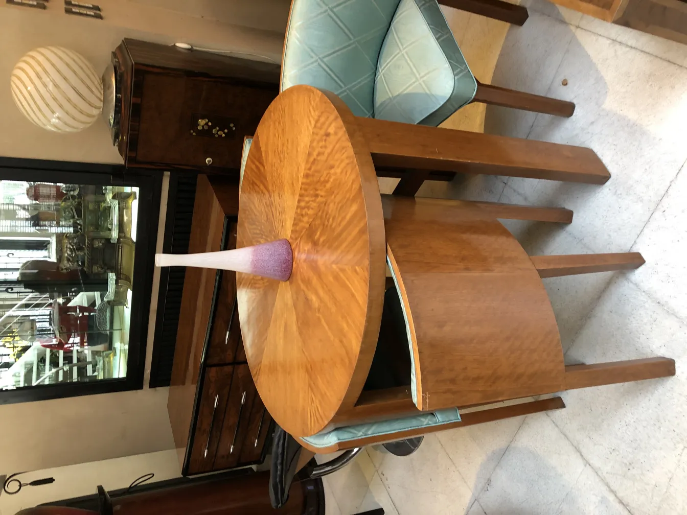 vase ancien sur table en bois avec décoration