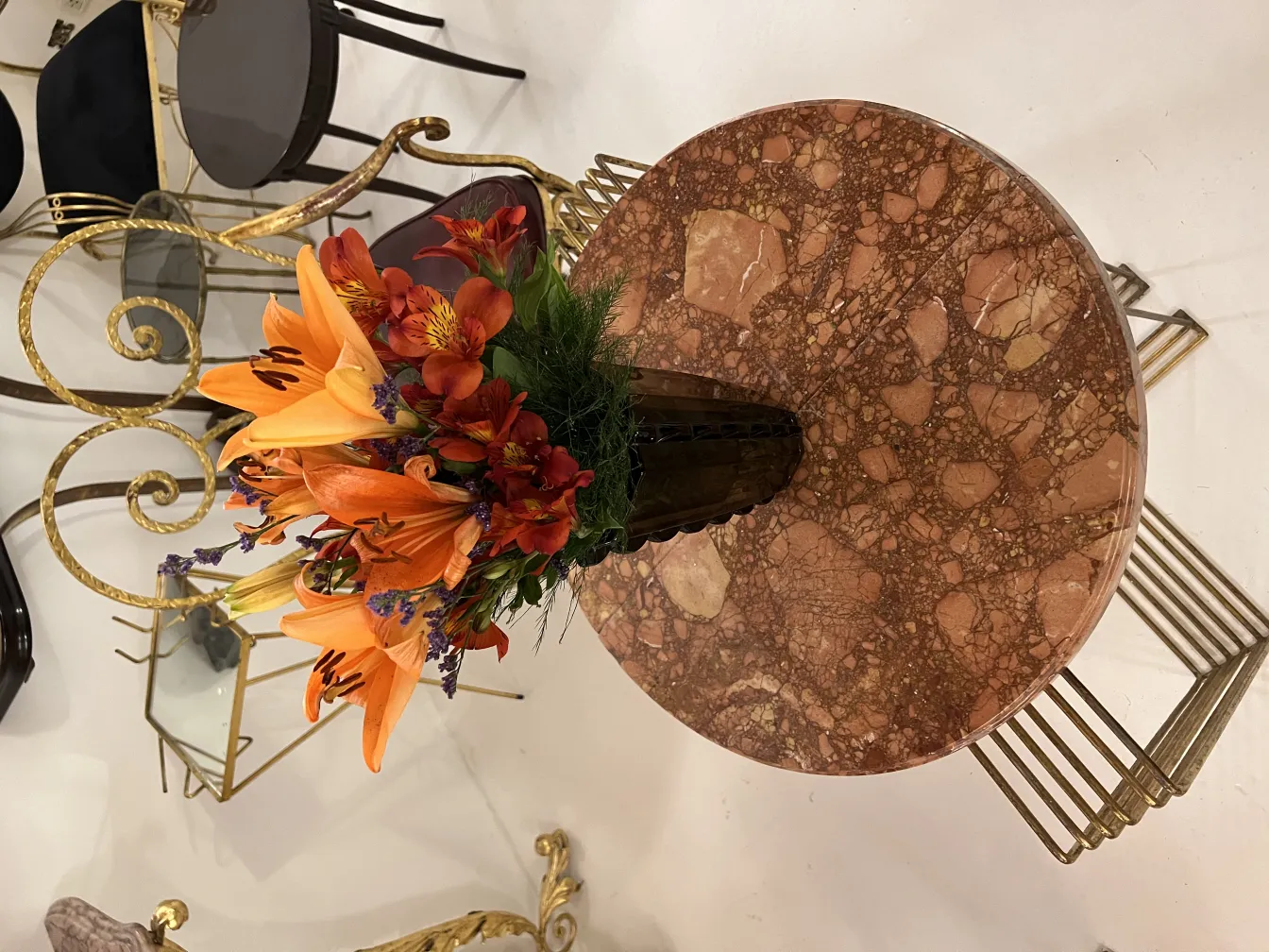 vase antique décoré de fleurs orange et rouges