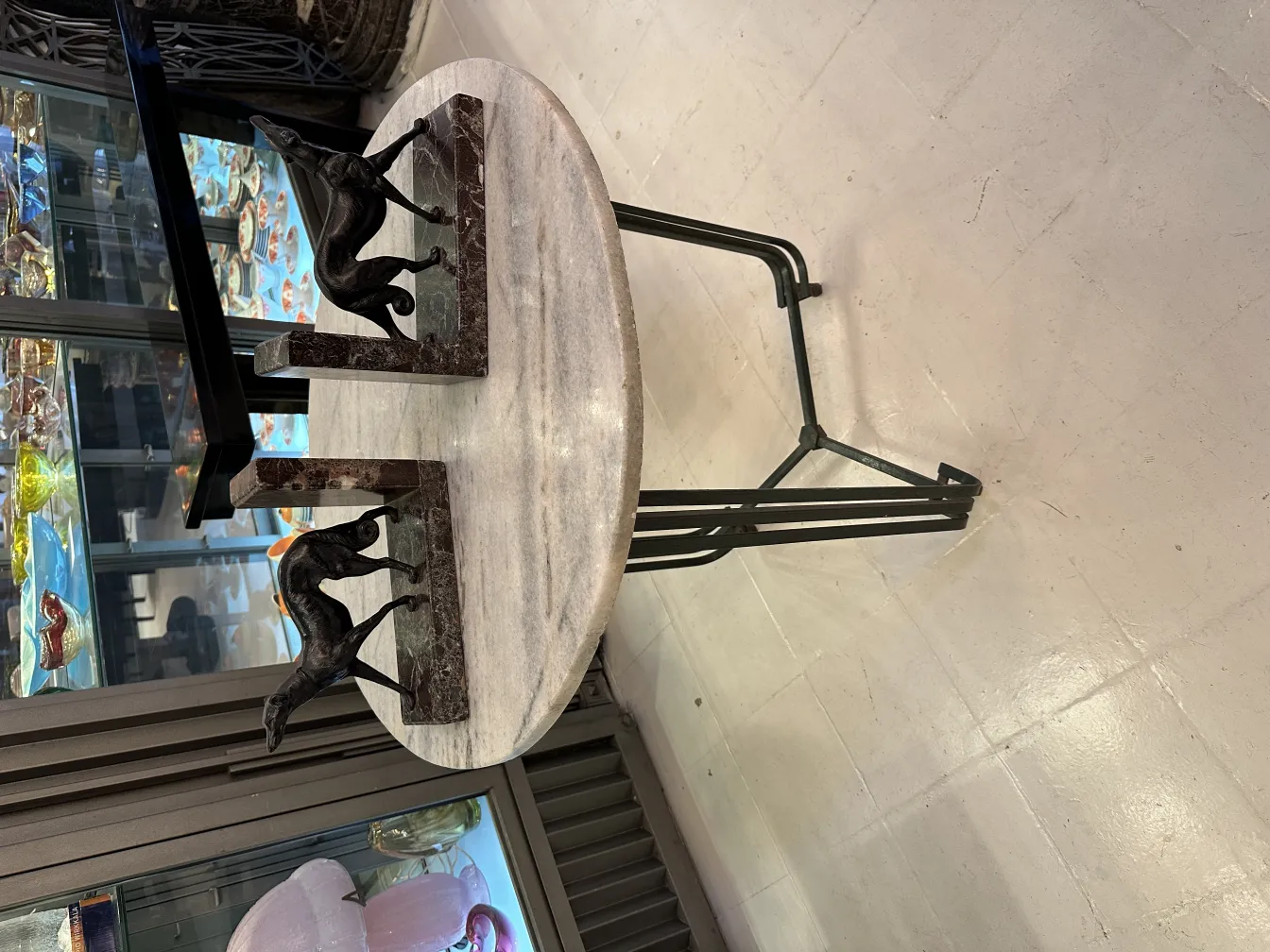 Antiguo aprieta libros con escultura de perro en ambiente