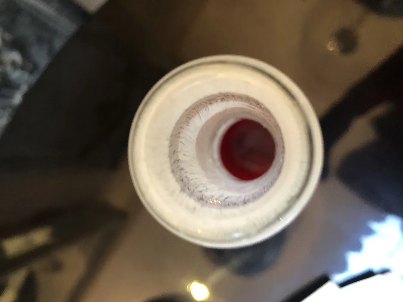 Obenansicht einer antiken Vase mit rotem Inneren