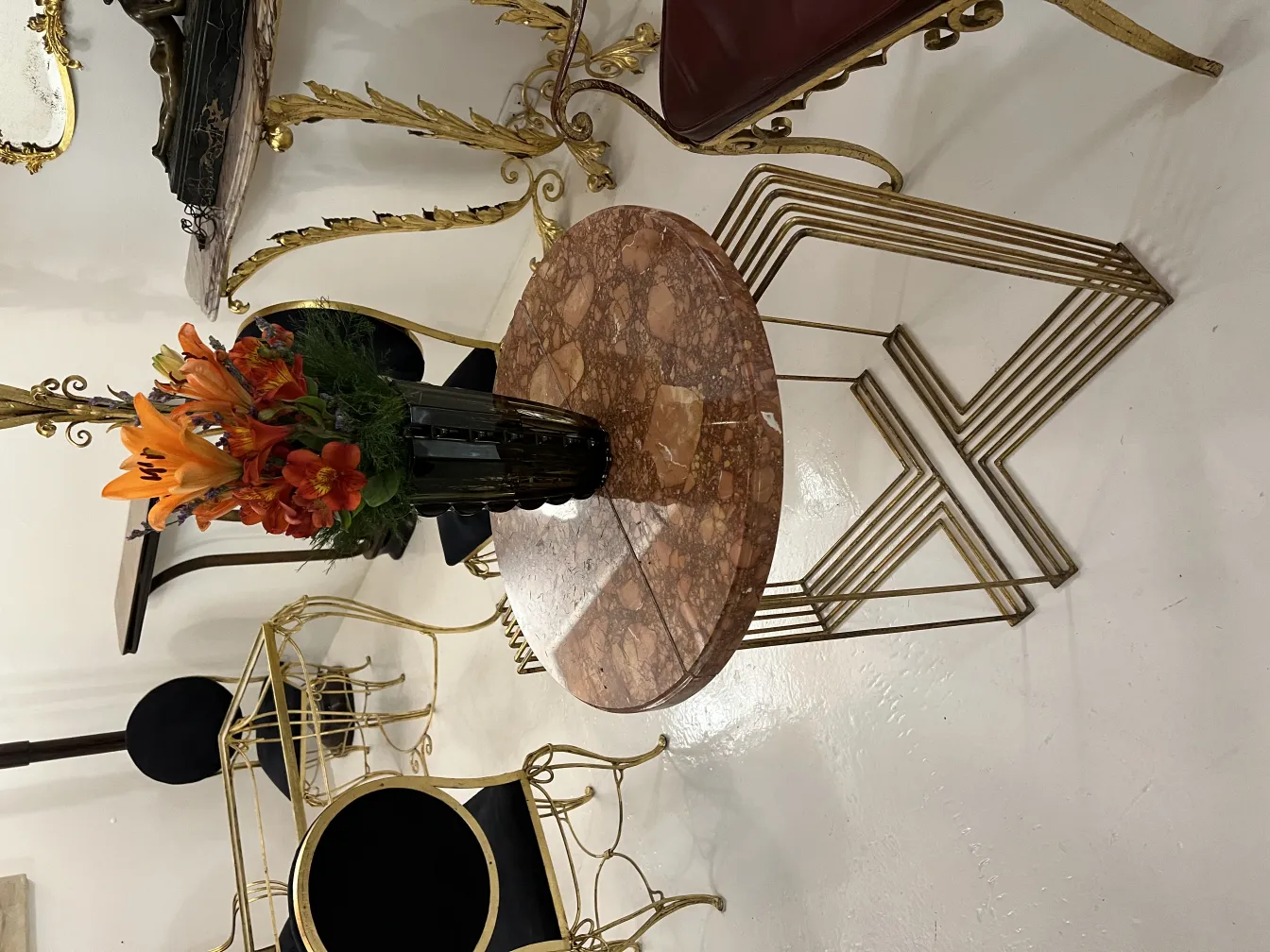 vase ancien avec des fleurs orange décoratives sur une table