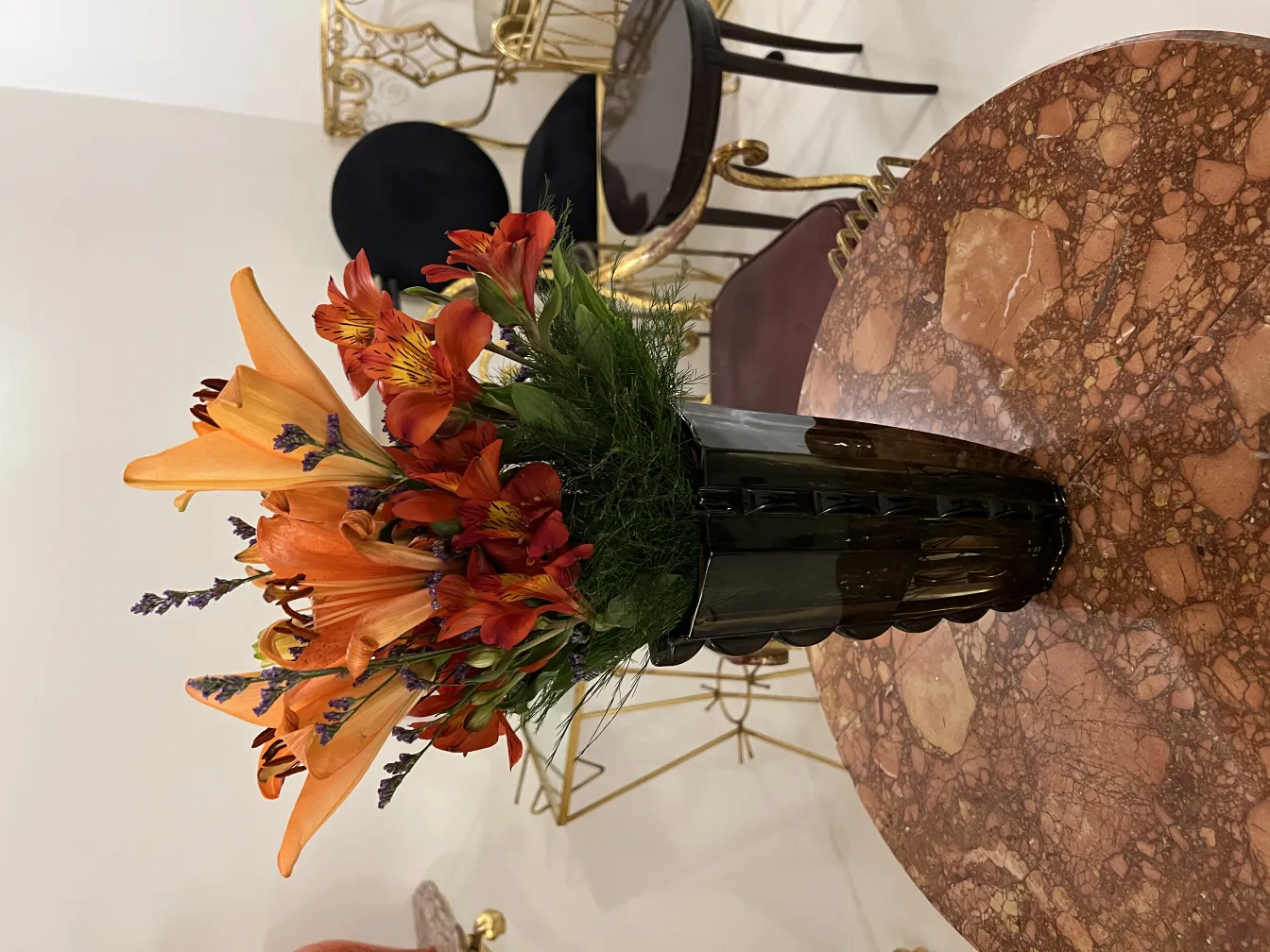 vase antico decorato con gigli arancioni e fiori