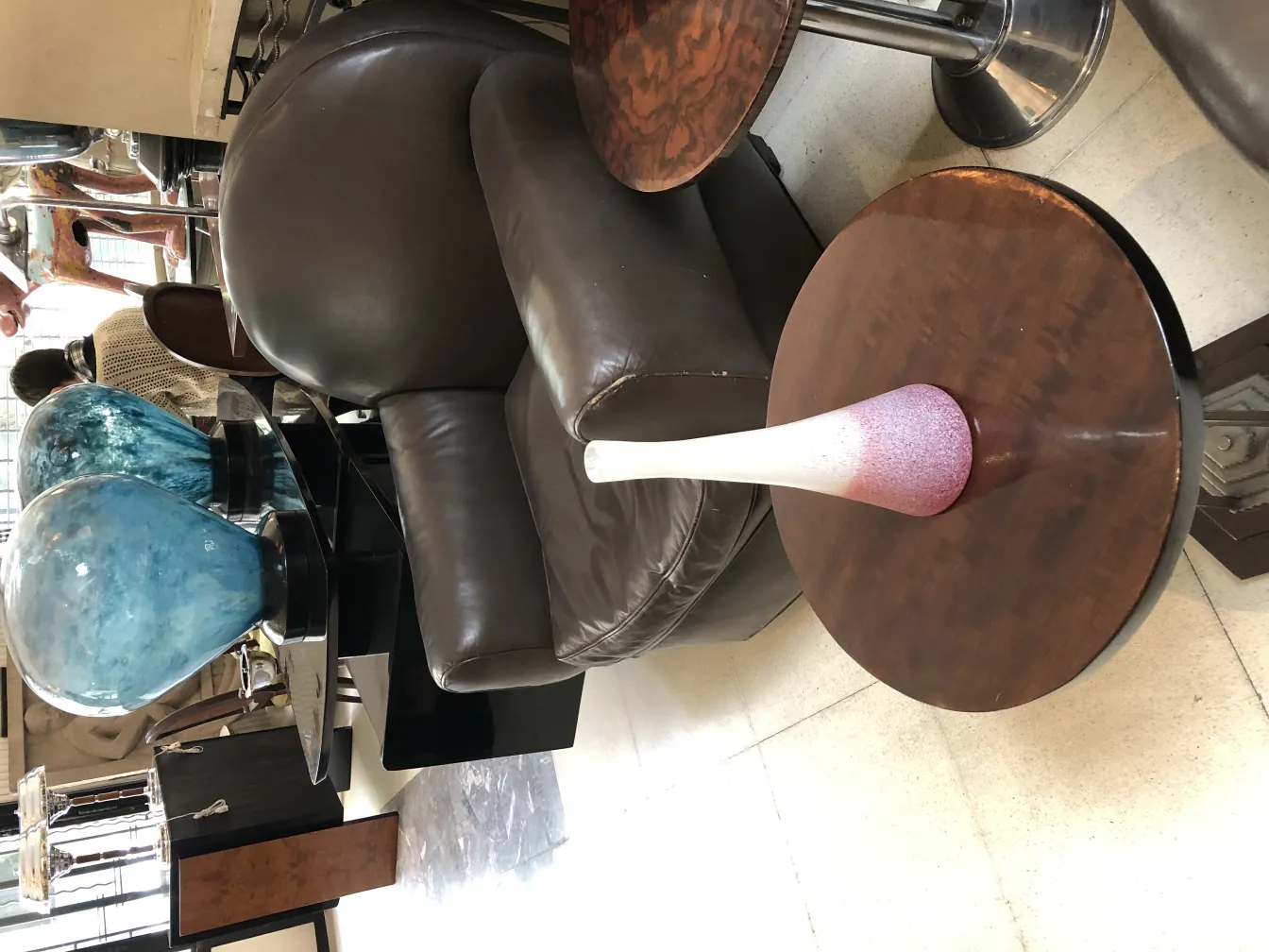 vase ancien décoratif en tons colorés, fond neutre