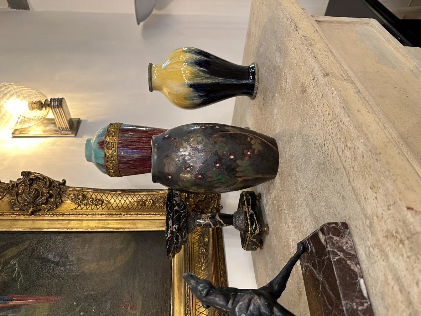 Fermalibri antichi con design decorativo e motivi colorati.