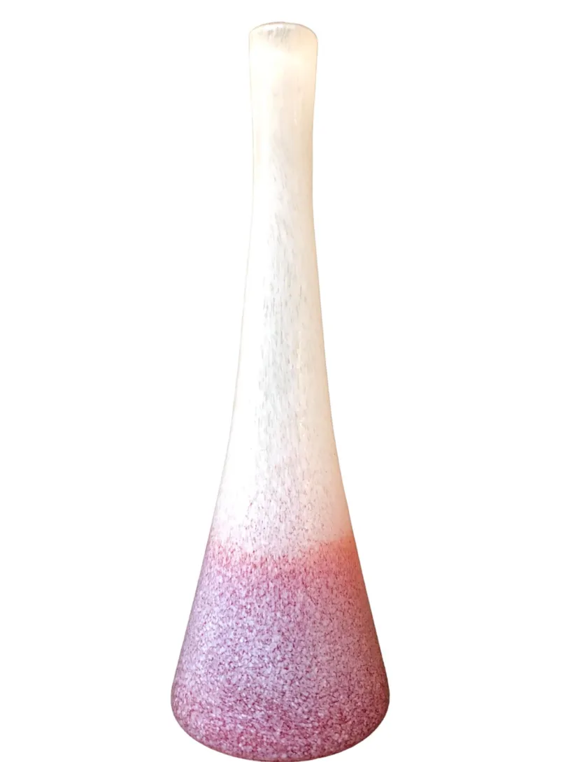 florero antiguo de forma elegante en tonos claros, ambiente acogedor