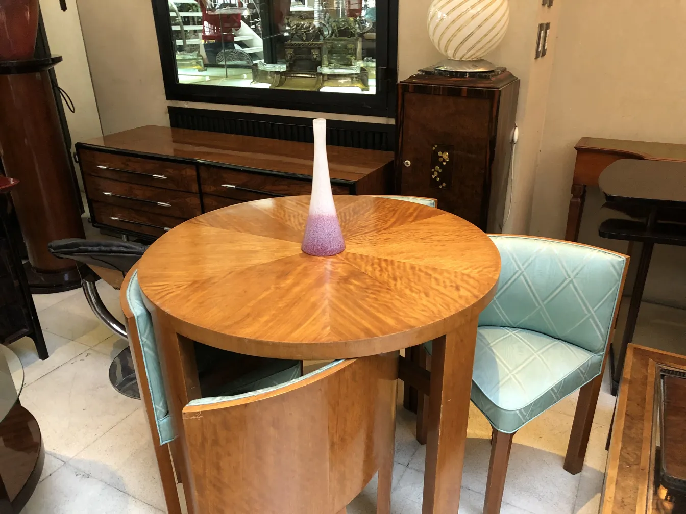 vaso antigo colorido em uma mesa redonda de madeira