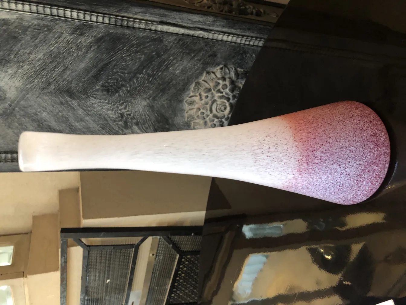 vaso antigo com degradê rosa em um ambiente acolhedor