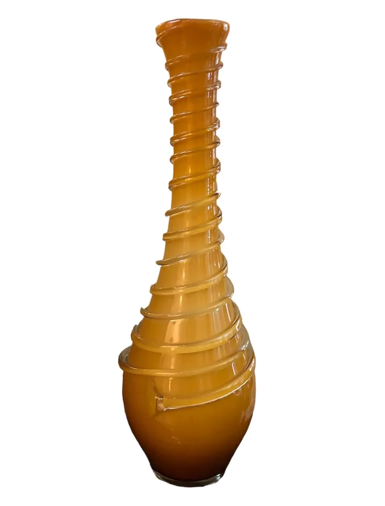 antike vase mit stilisierter form und warmen farben