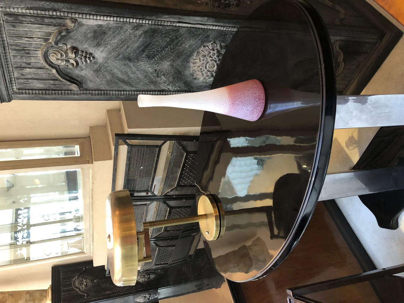 antike dekorative vase mit verschiedenen schattierungen neben einem tisch