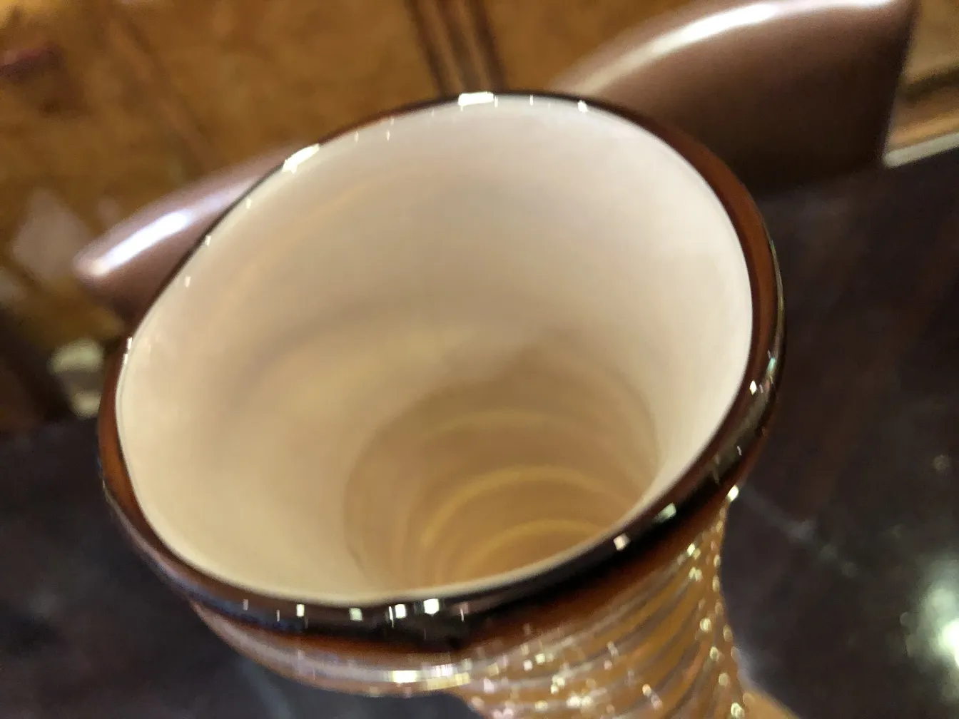 vase antico con forma decorativa in un ambiente classico