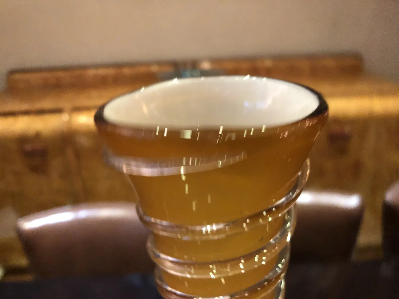 古典花瓶优雅的形状，细致的装饰