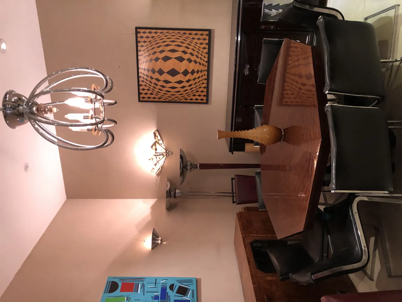 старая ваза с элегантной формой и золотым цветом на столе