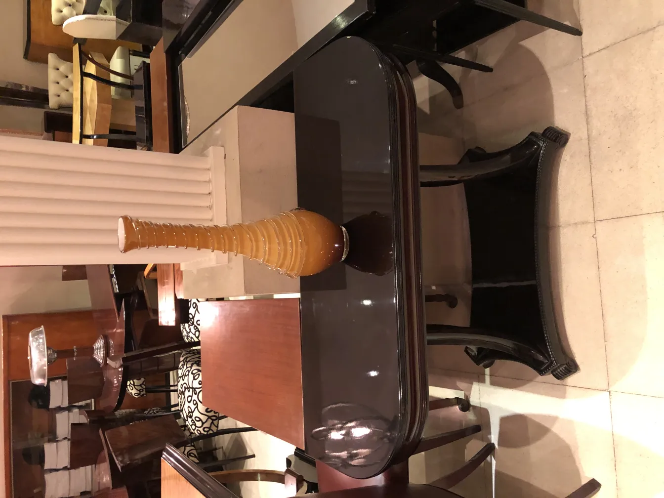 antike vase mit elongated Form auf einem eleganten Tisch