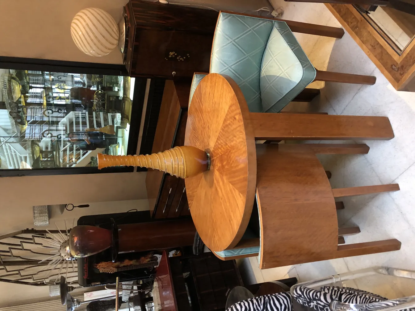 antike längliche vase auf einem holztisch