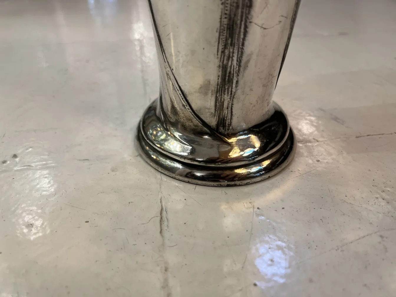 Vaso antigo com base elegante e brilhante