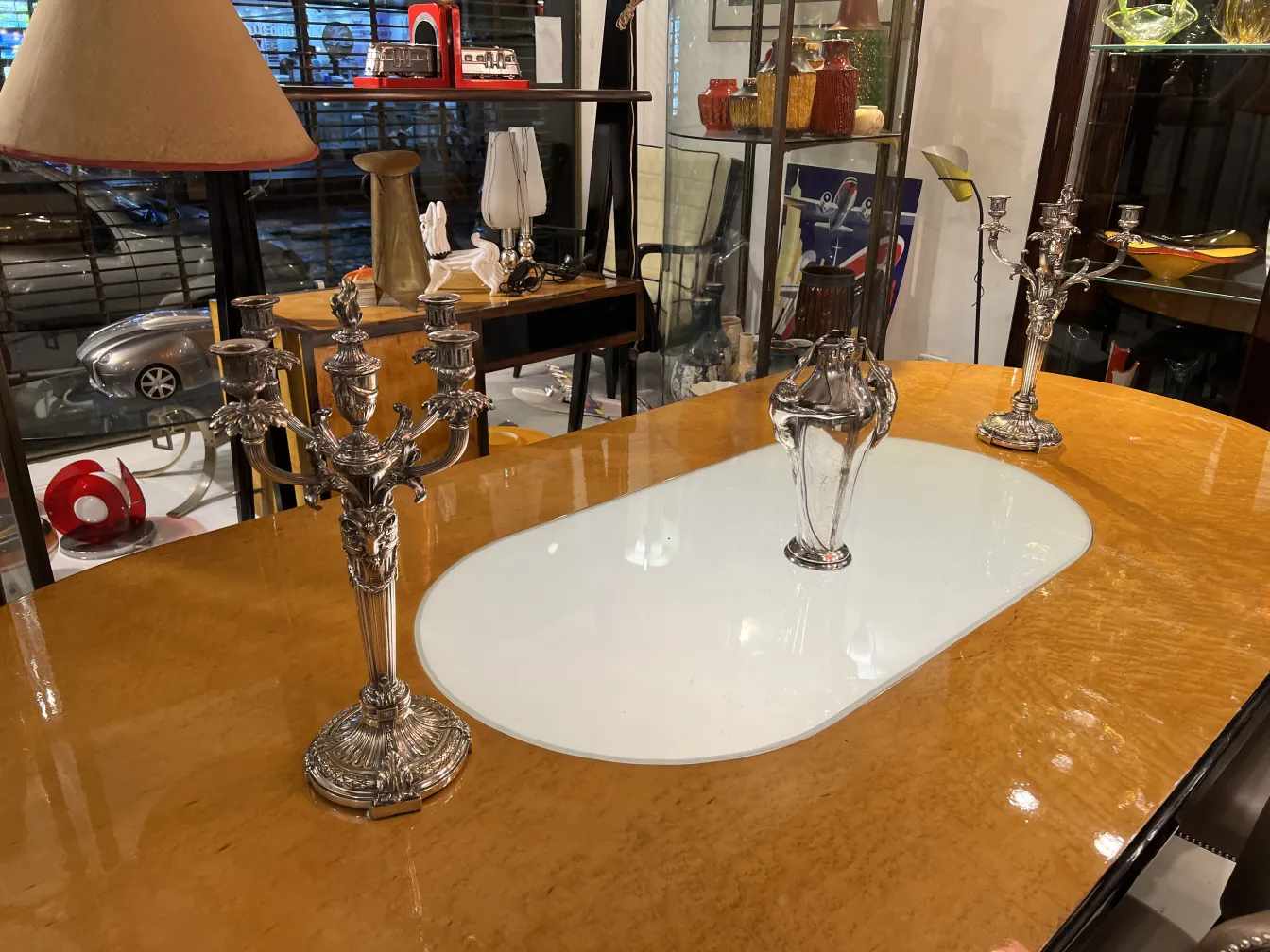 古董花瓶在桌子上的烛台之间