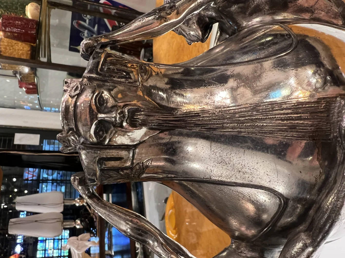 vase ancien avec des figures, parfait pour la décoration