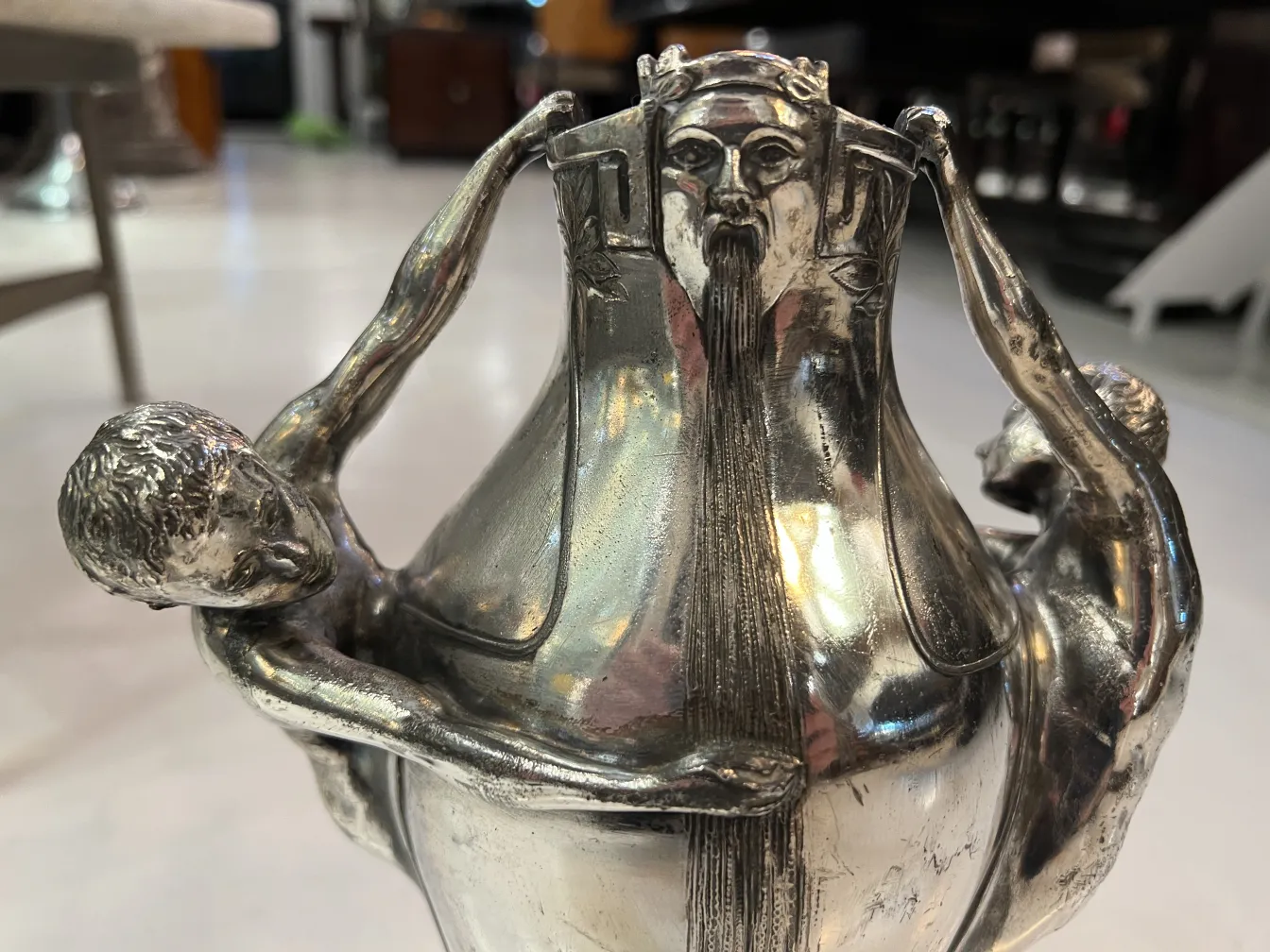 antike vase, gehalten von skulpturalen figuren