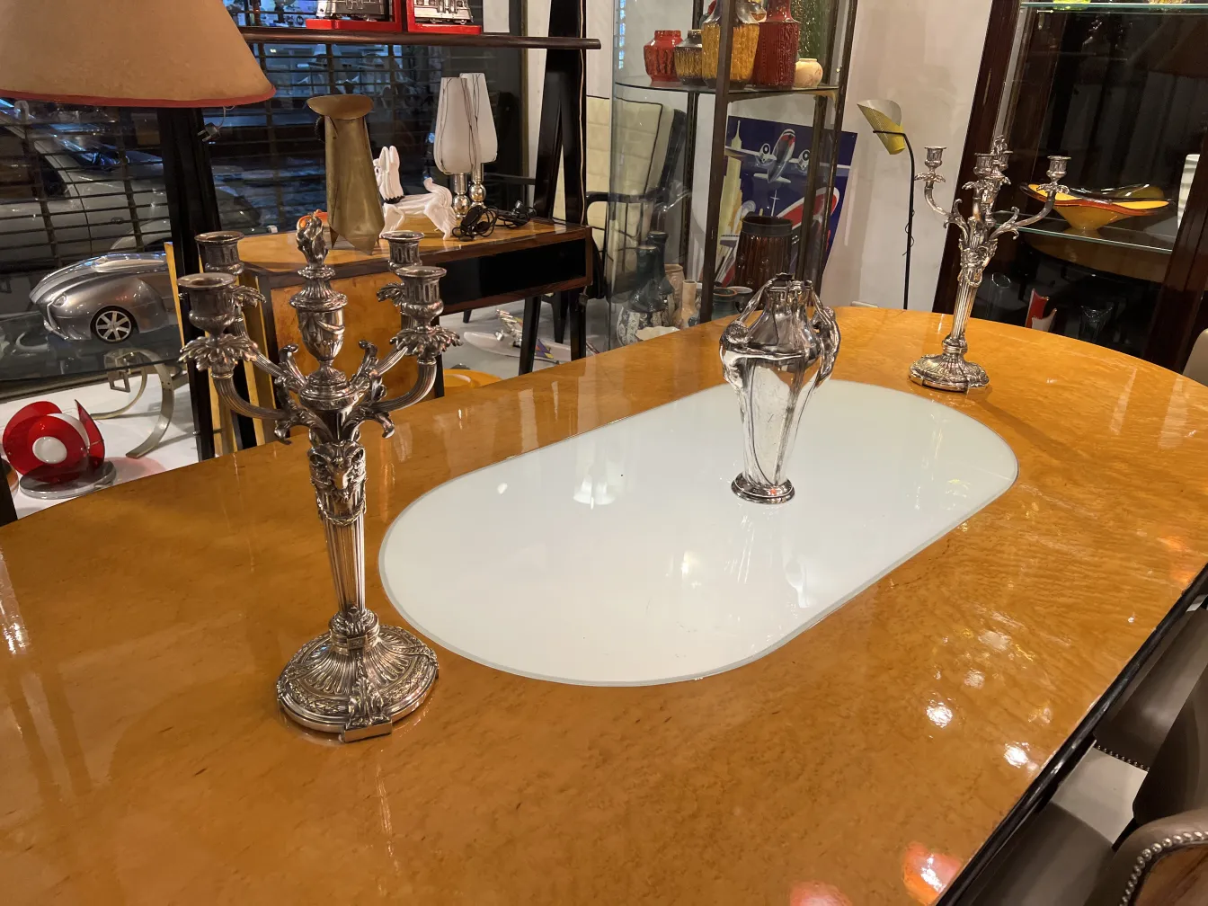 vaso antigo com detalhes elaborados em uma mesa elegante