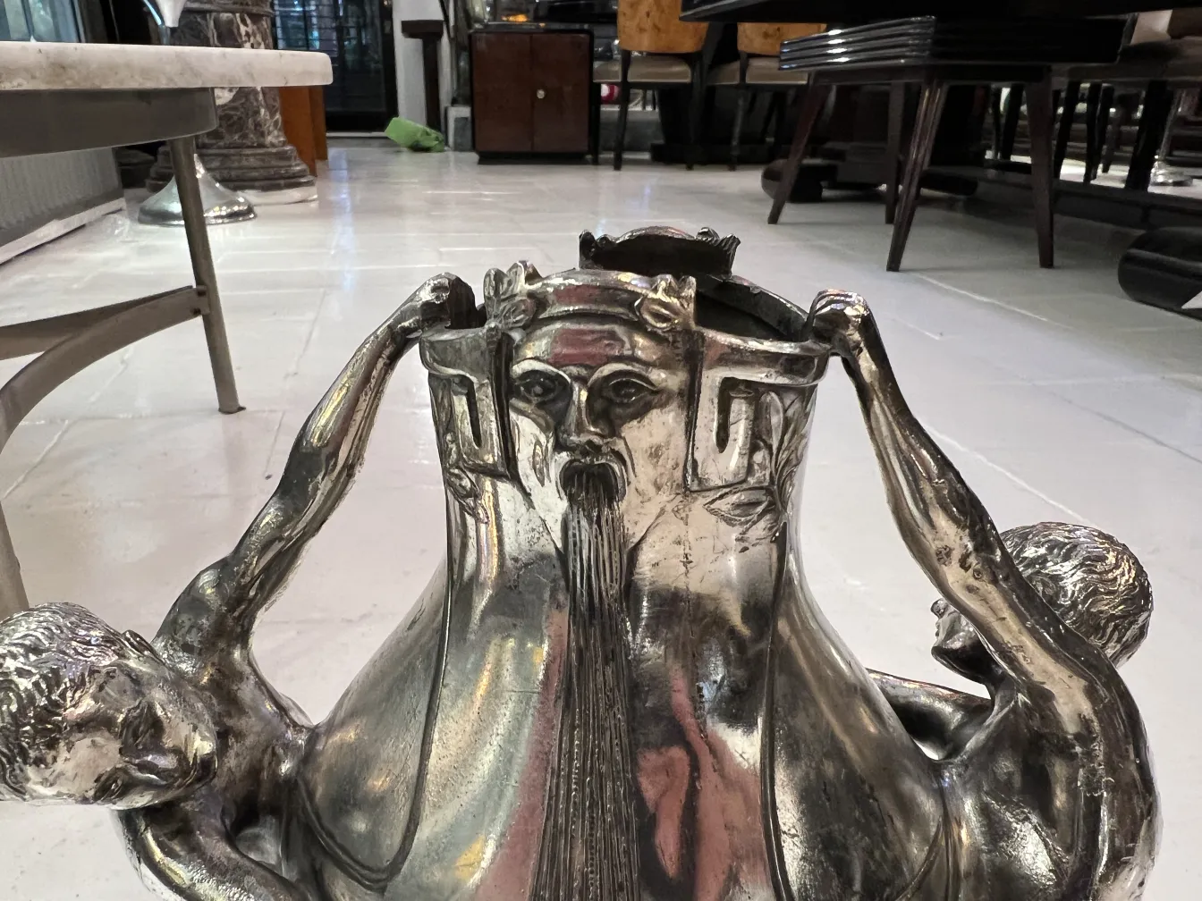 vaso antigo com esculturas de figuras humanas