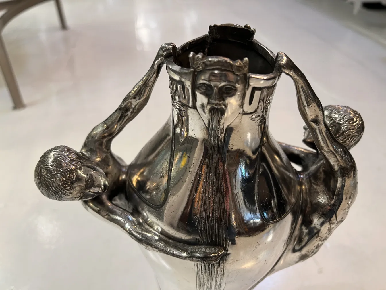 antike vase mit menschlichen figuren im design