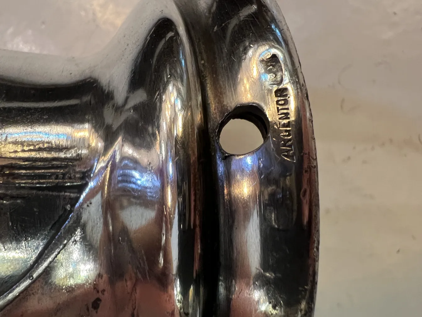 antike Vase mit eleganter Form und kräftigen Farben