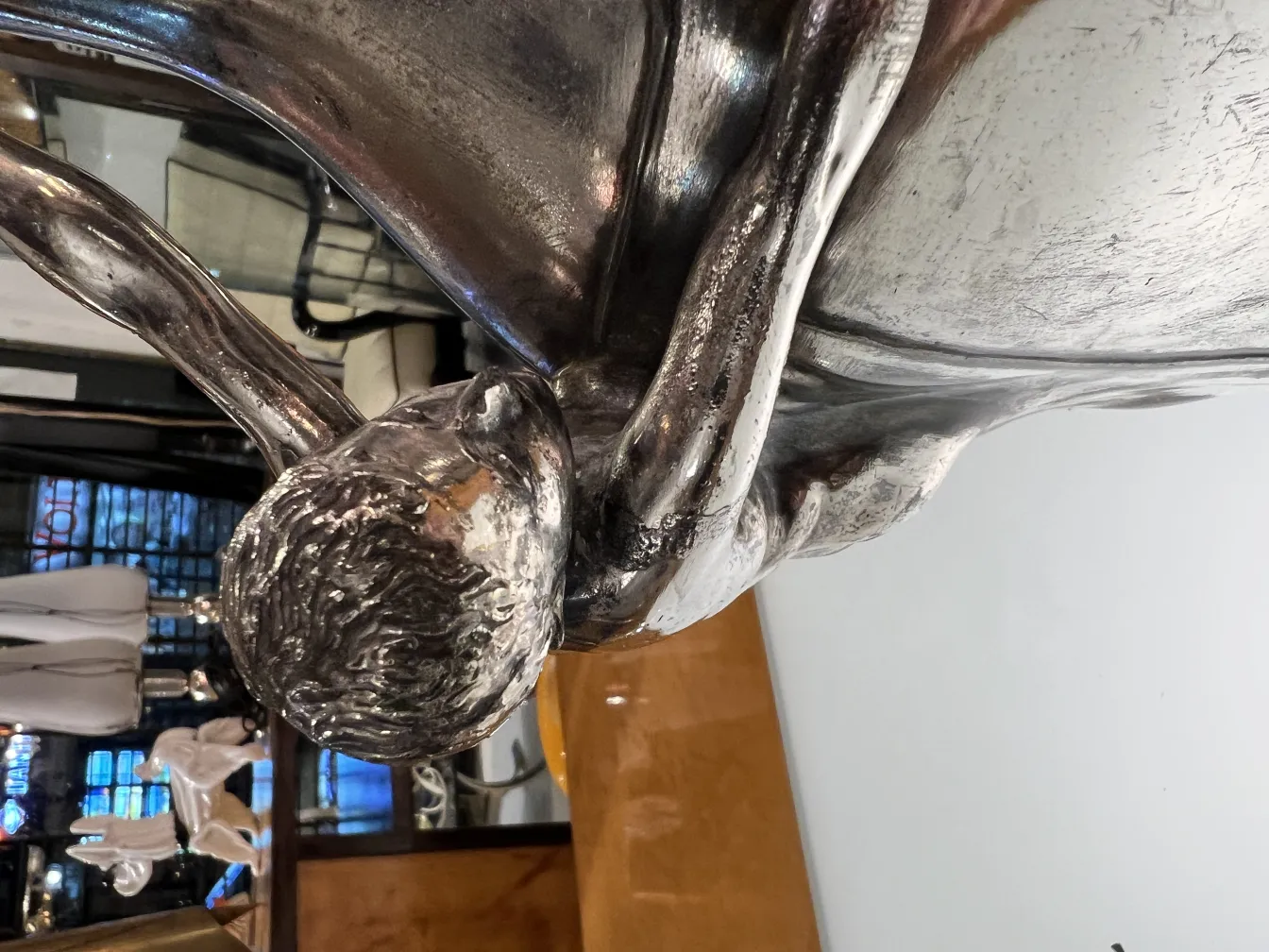 antike Vase mit dekorativer Figur und modernem Hintergrund