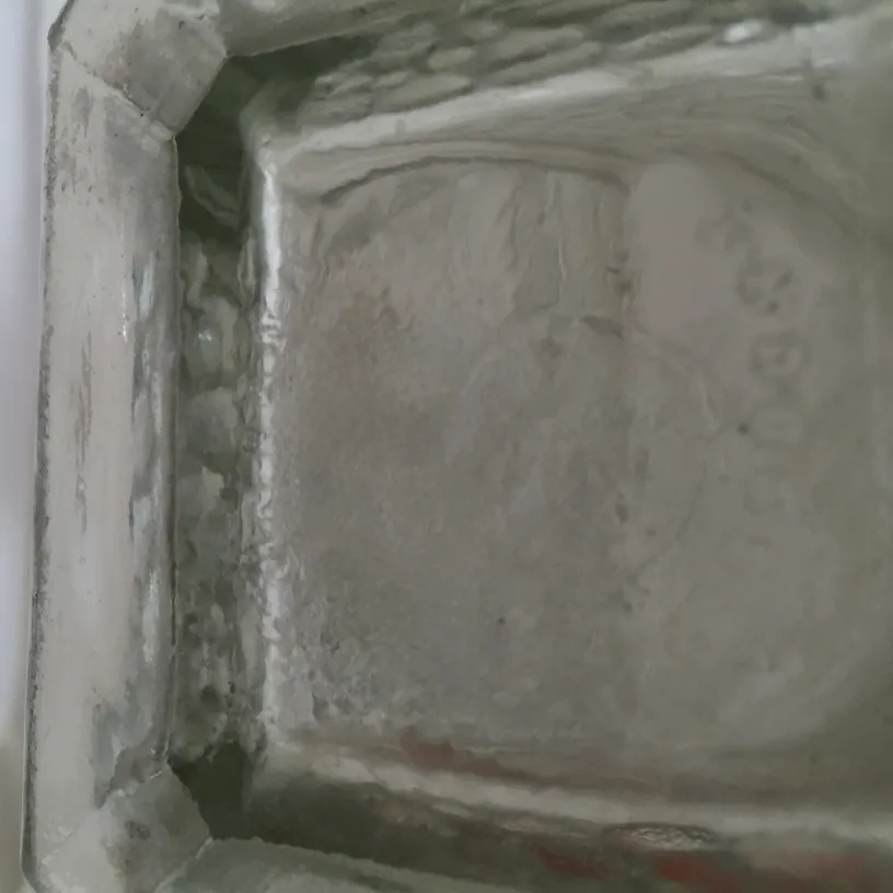 vaso antico decorativo con forma quadrata e bordi