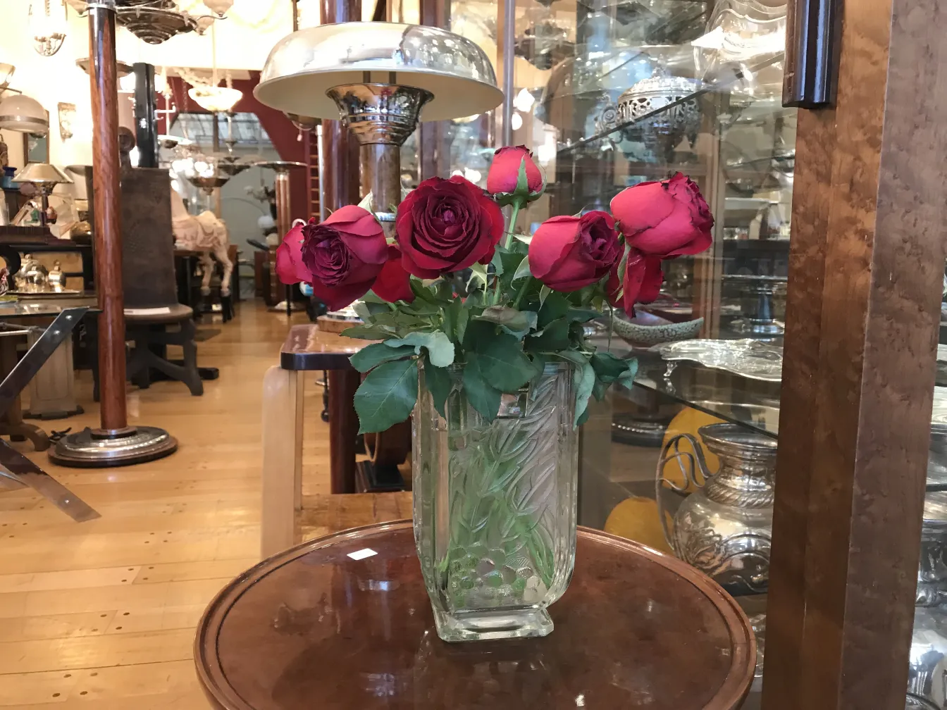 florero antiguo decorado con rosas rojas, ambiente elegante