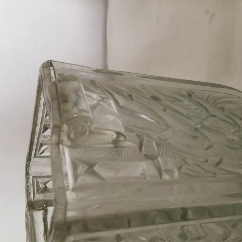 vaso in vetro con motivi intagliati, atmosfera antica ed elegante