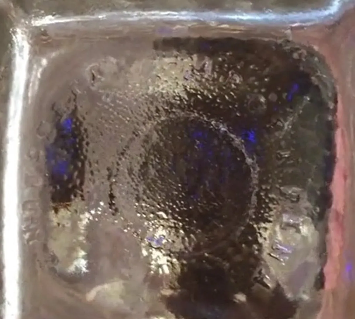 vaso antico con dettagli decorativi visibili