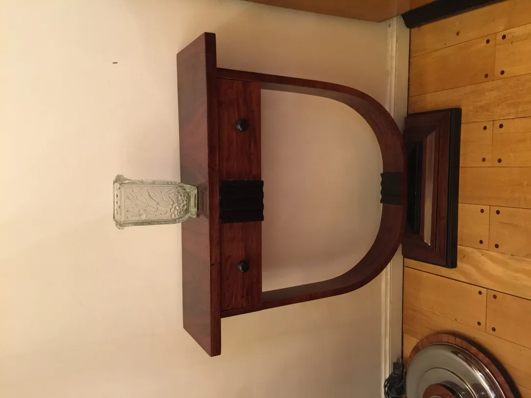 antike Glasvase auf einem Tisch, mit Holz-Hintergrund