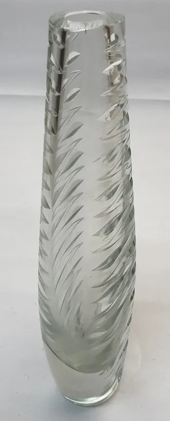 elegante antike vase mit spiralförmigen schnitzereien