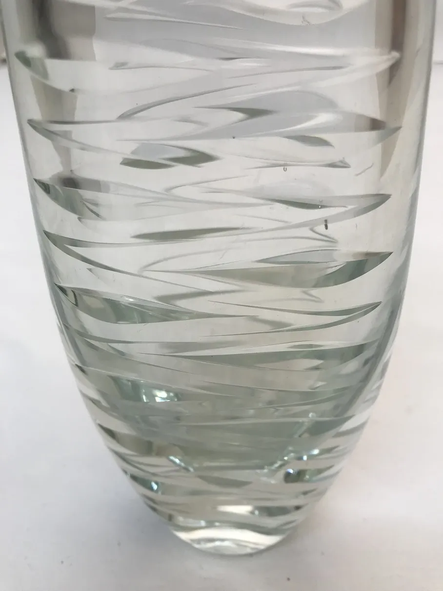 vaso decorativo antico con design curvo