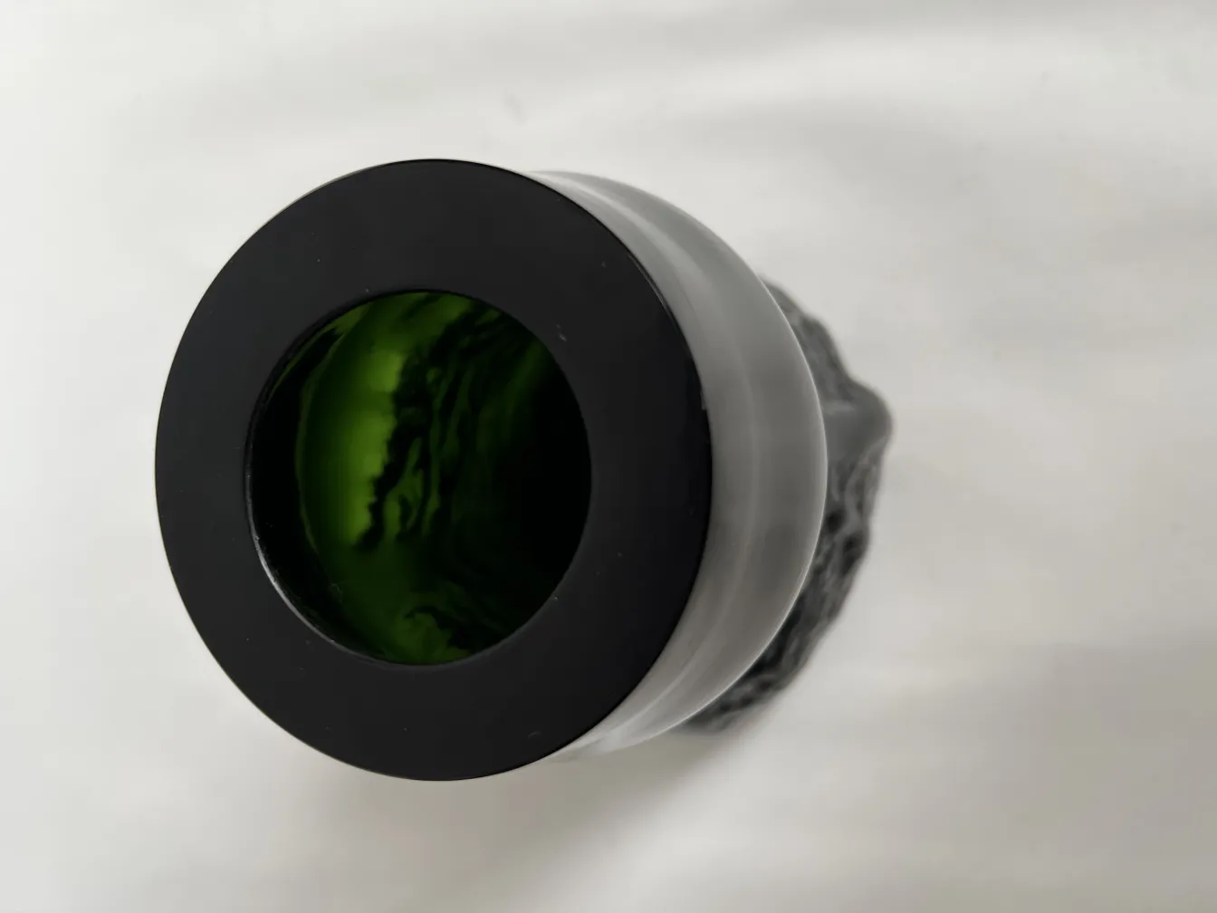 Draufsicht auf eine antike Vase mit grünem Innendesign