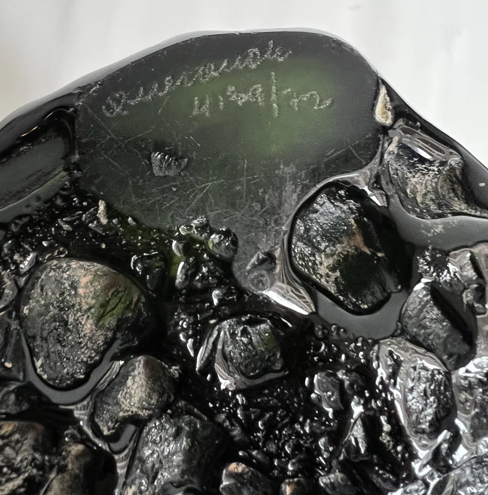 antike vase mit dekorativer oberfläche und feinen details, umgeben von einer künstlerischen umgebung